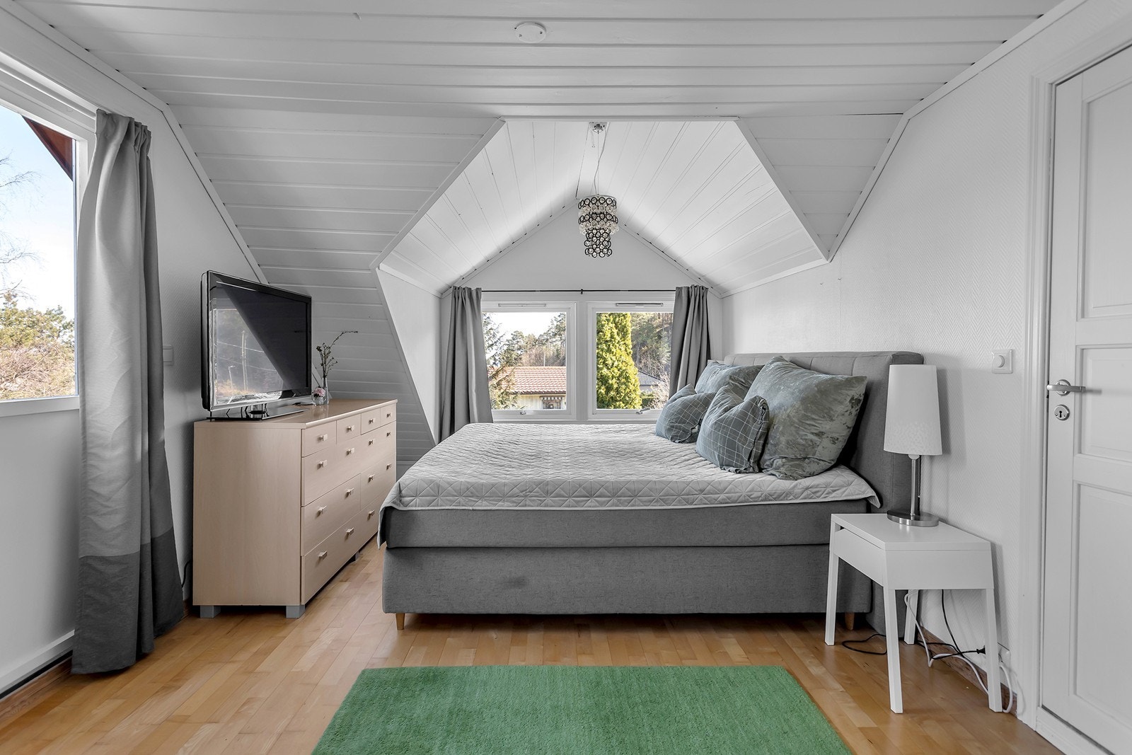 Soverom 1 i loftsetasjen. Her er også utgang til en liten veranda. Galleribilde