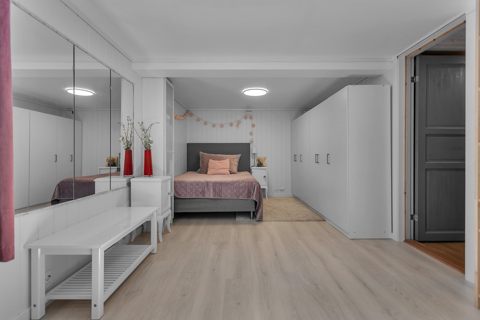 Godt med garderobeskap og ellers god plass. Galleribilde