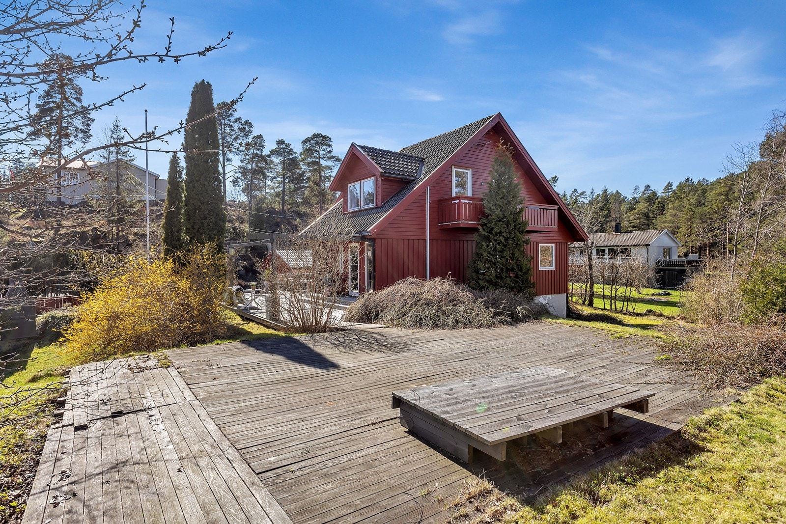 Her er det flere fine uteplasser. Her har du god plass til lek og moro med hele familien! Galleribilde