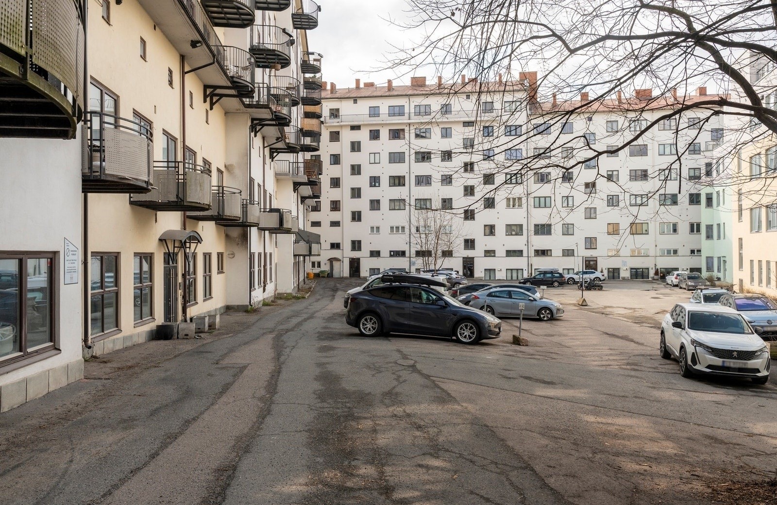 Leiligheten ligger på bakkeplan i bygget til venstre. Inngang fra denne siden og fra Sandakerveien. Galleribilde
