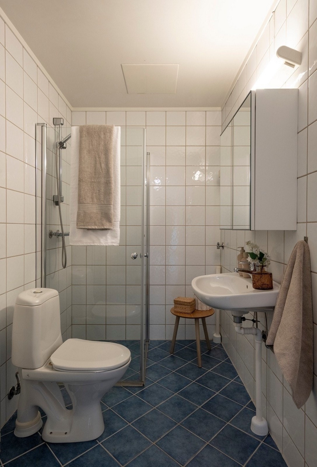 Badet er fra 2004, har gulvvarme og opplegg for vaskemaskin. Galleribilde