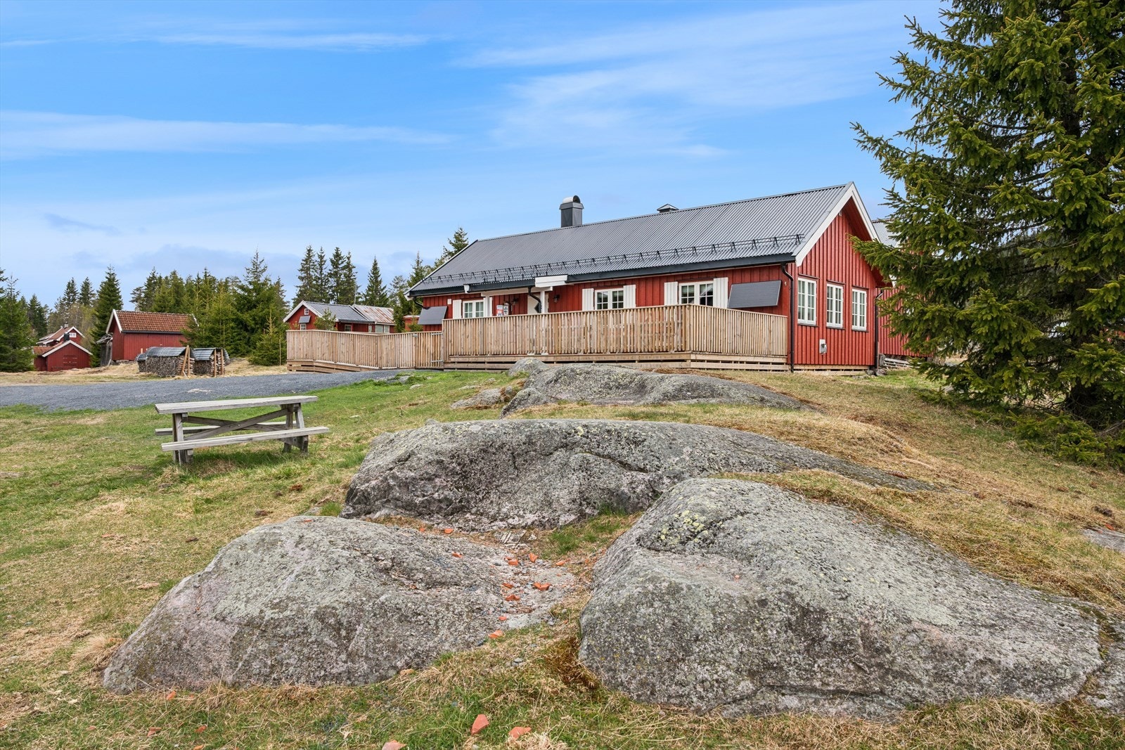 Sagvollstallen som nærmeste nabo. Her holdes det mulig å få kjøpt både kaffe, brus og vaffel. Galleribilde