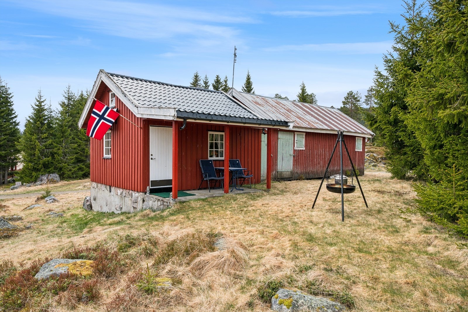 En snerten hytte beliggende på vakre Sagvollen - med utsikt over Vassbråa. Galleribilde