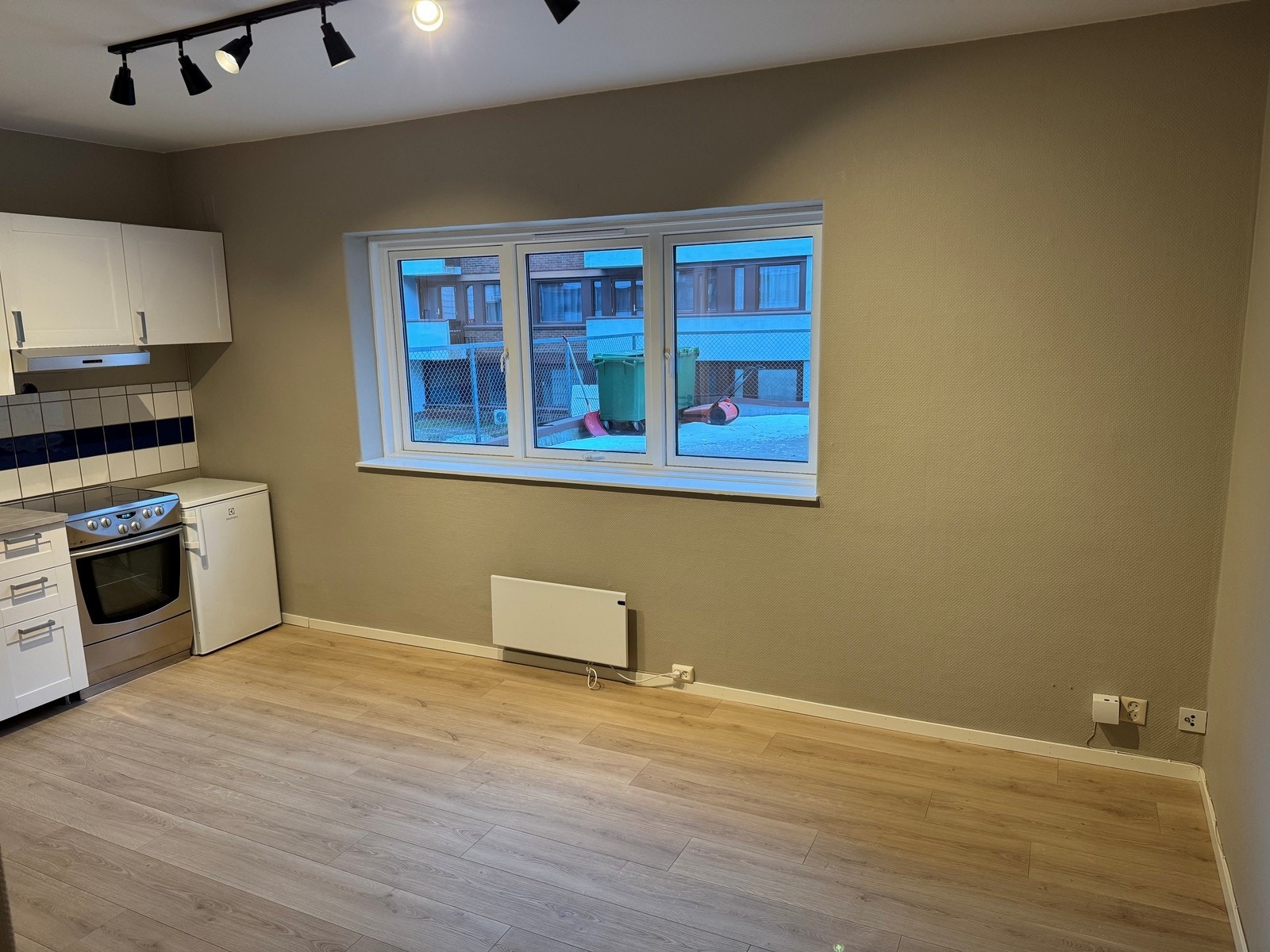 Store vinduer som vender inn mot bakgård. Galleribilde