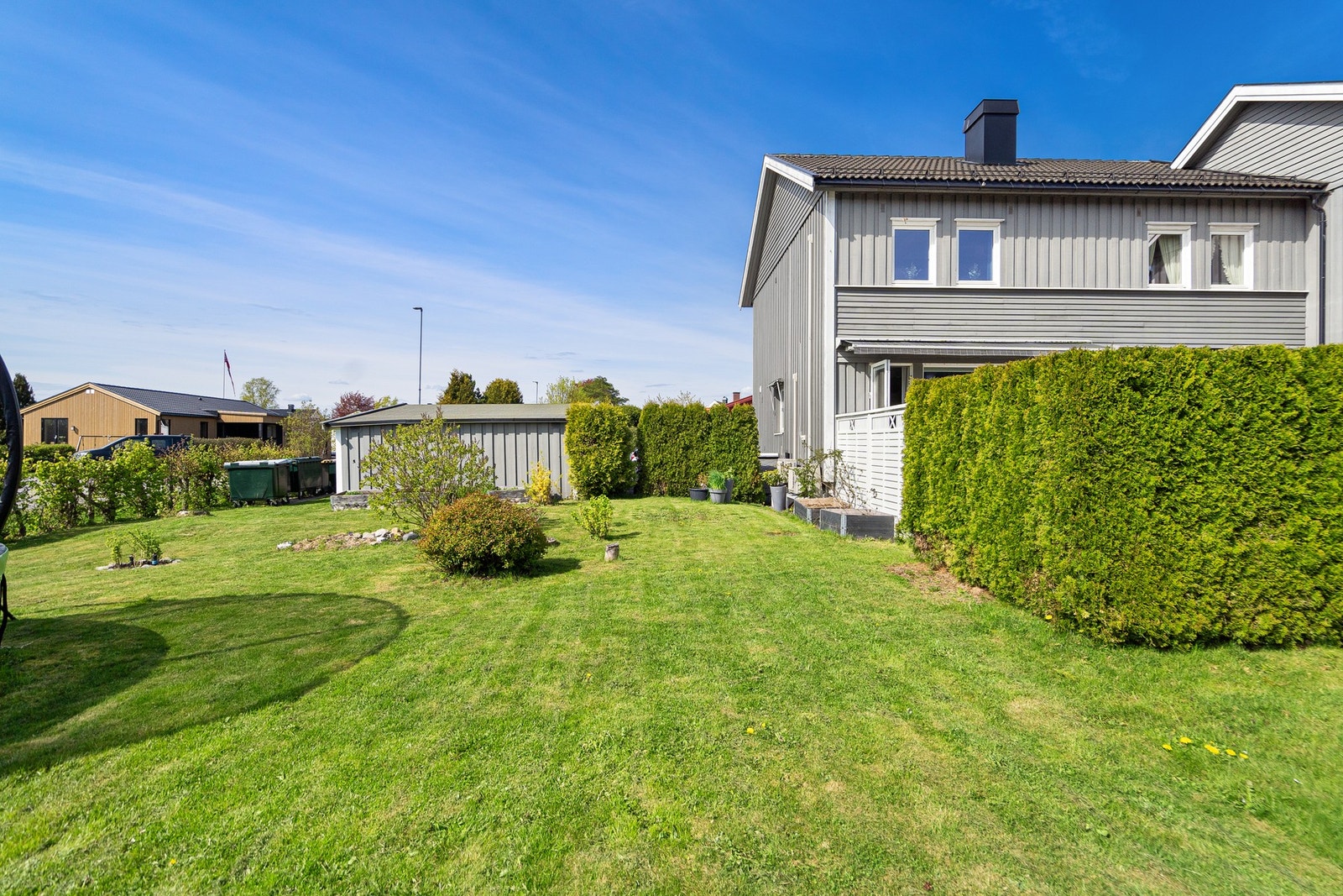 Hagen er felles, men disponeres av denne boligen Galleribilde