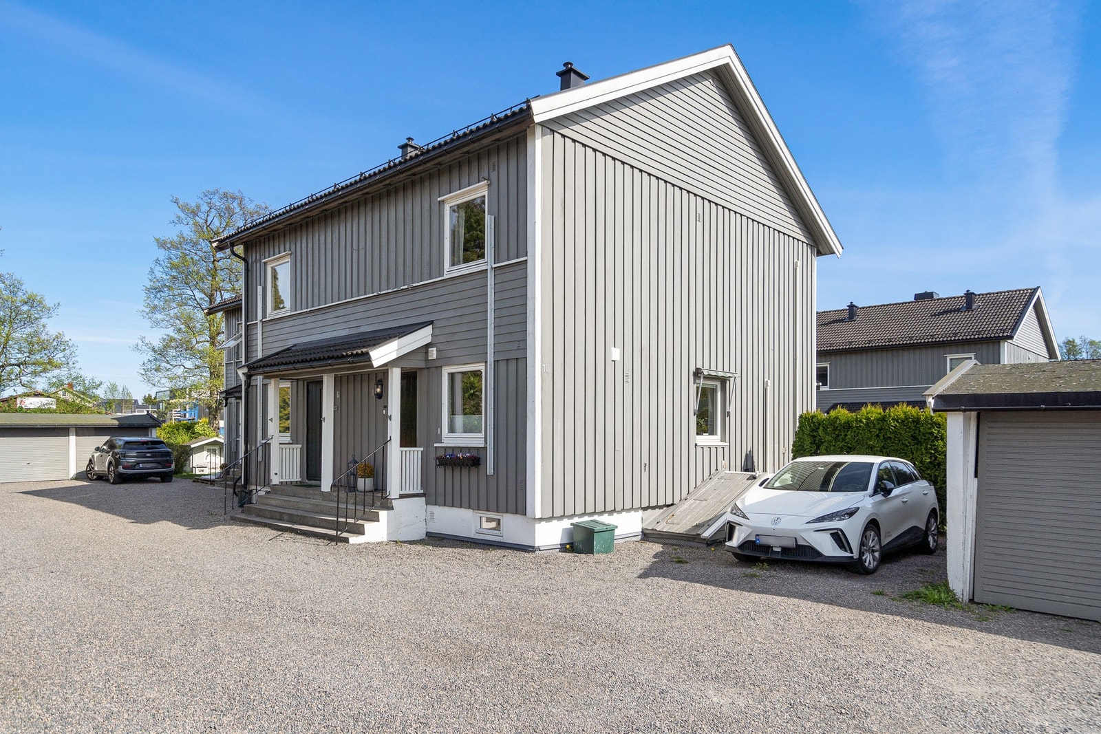 Leiligheten har biloppstillingsplass ved siden av boligen - Montert el-billader Galleribilde