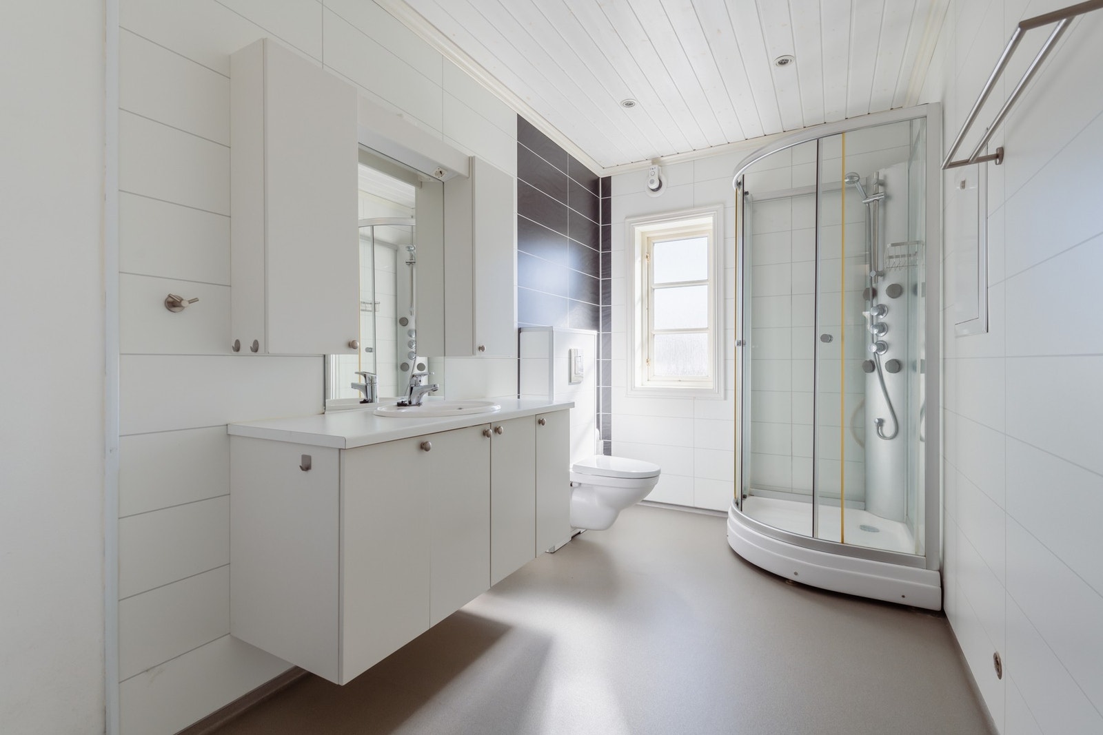 Badet, som ble pusset opp rundt 2010, er innredet med lysegrått gulvbelegg, kombinert med sorte og hvite våtromsplater i flismønster. Galleribilde