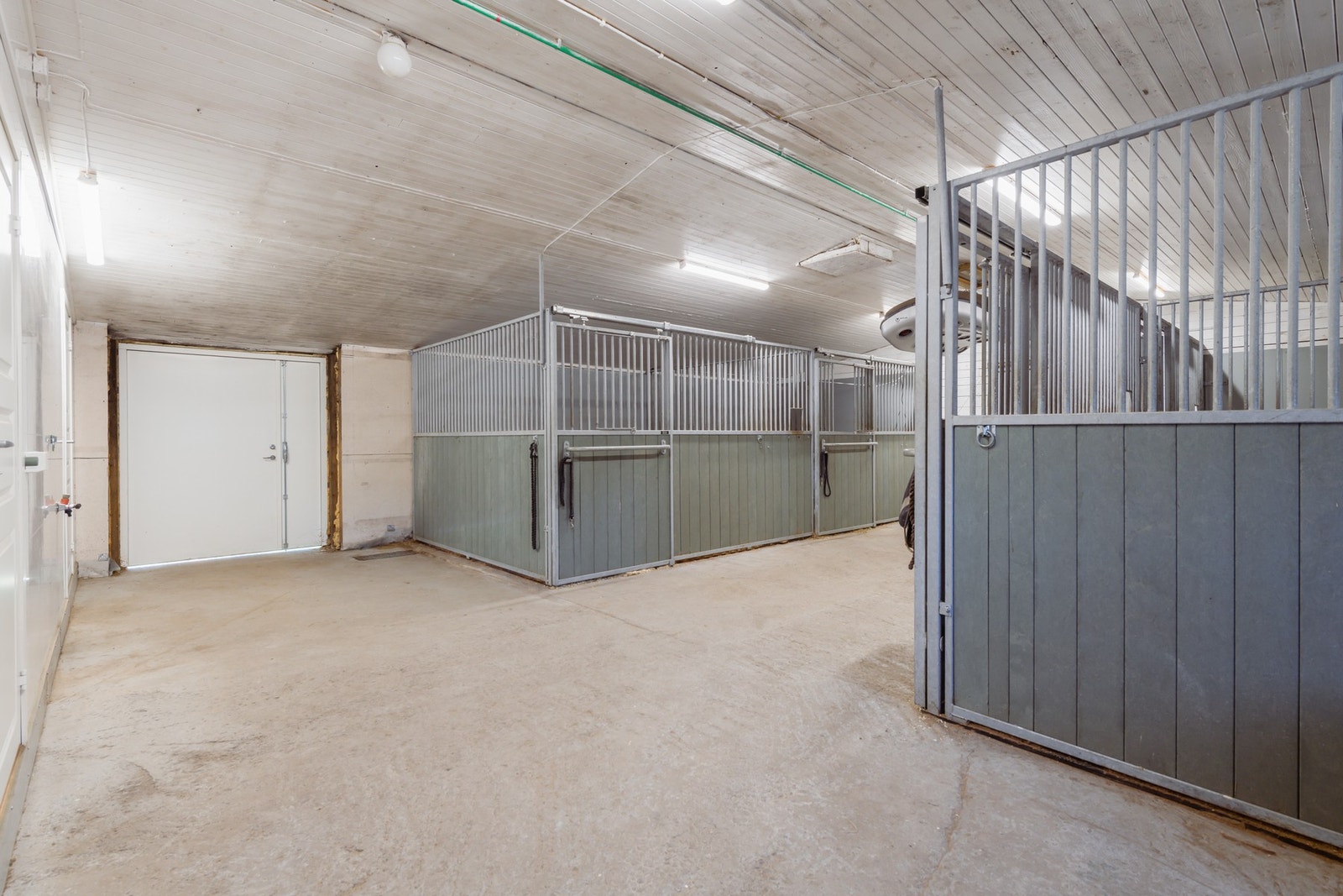 I den delen av bygget som er stall, er det både hestebokser, stort fôrlager, tørkerom og varmerom/salrom mm. Galleribilde