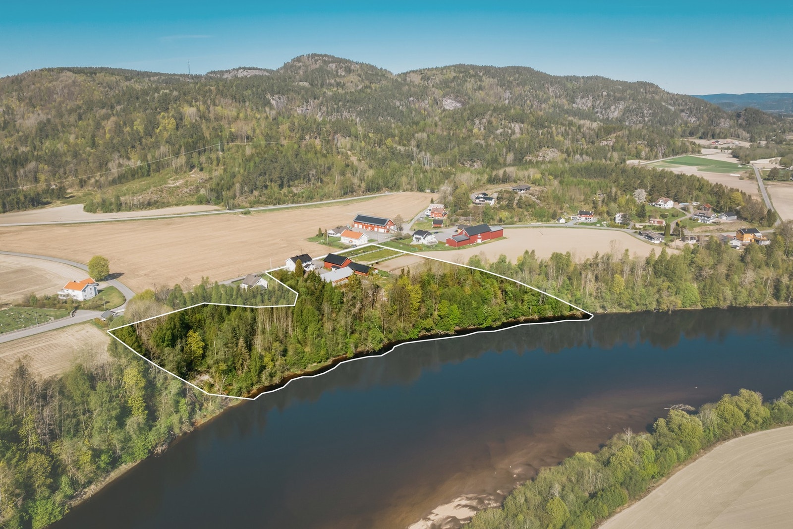Småbruket ligger flott til med grense (ca. 200 meter) mot Lågen med tilhørende fiskerett. I tillegg til tunet er det skogsparseller. Galleribilde