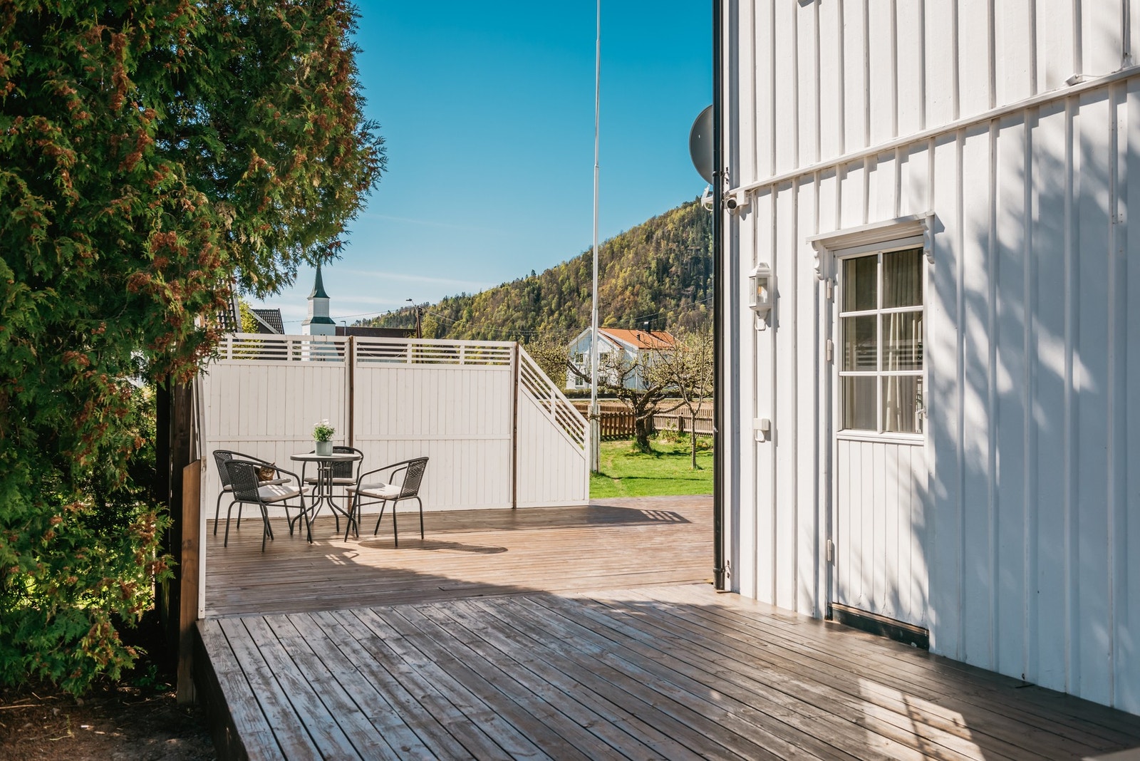 Stort terrasseareal og hyggelige uteplasser. Galleribilde