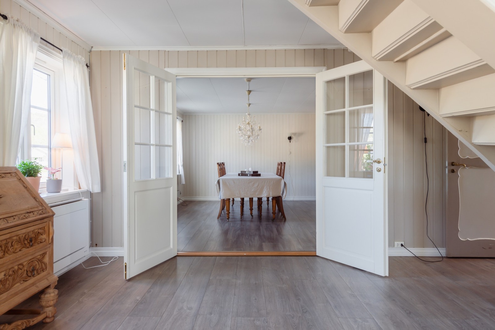 Den andre stuen er i dag en herlig spisestue med vedovn for ekstra varme og hygge. Galleribilde