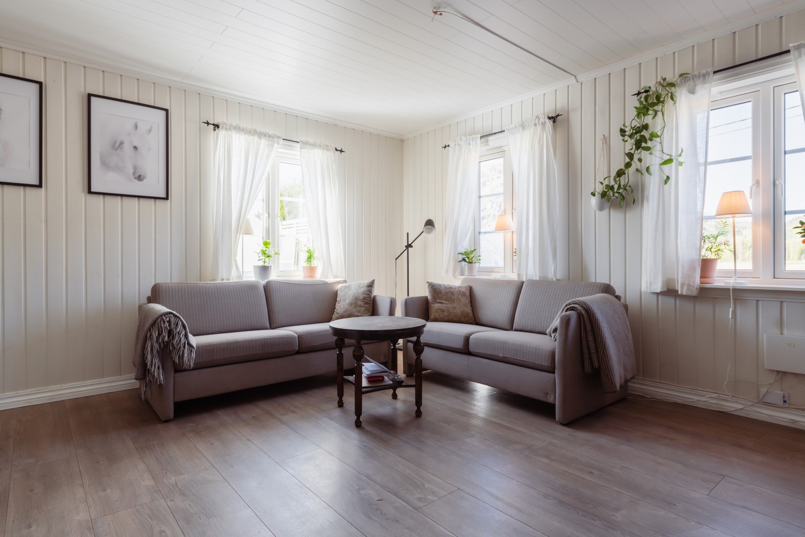Hovedstuen får godt med dagslys fra to sider, og har en lun atmosfære med både koselig peisovn og nyere varmepumpe. Galleribilde