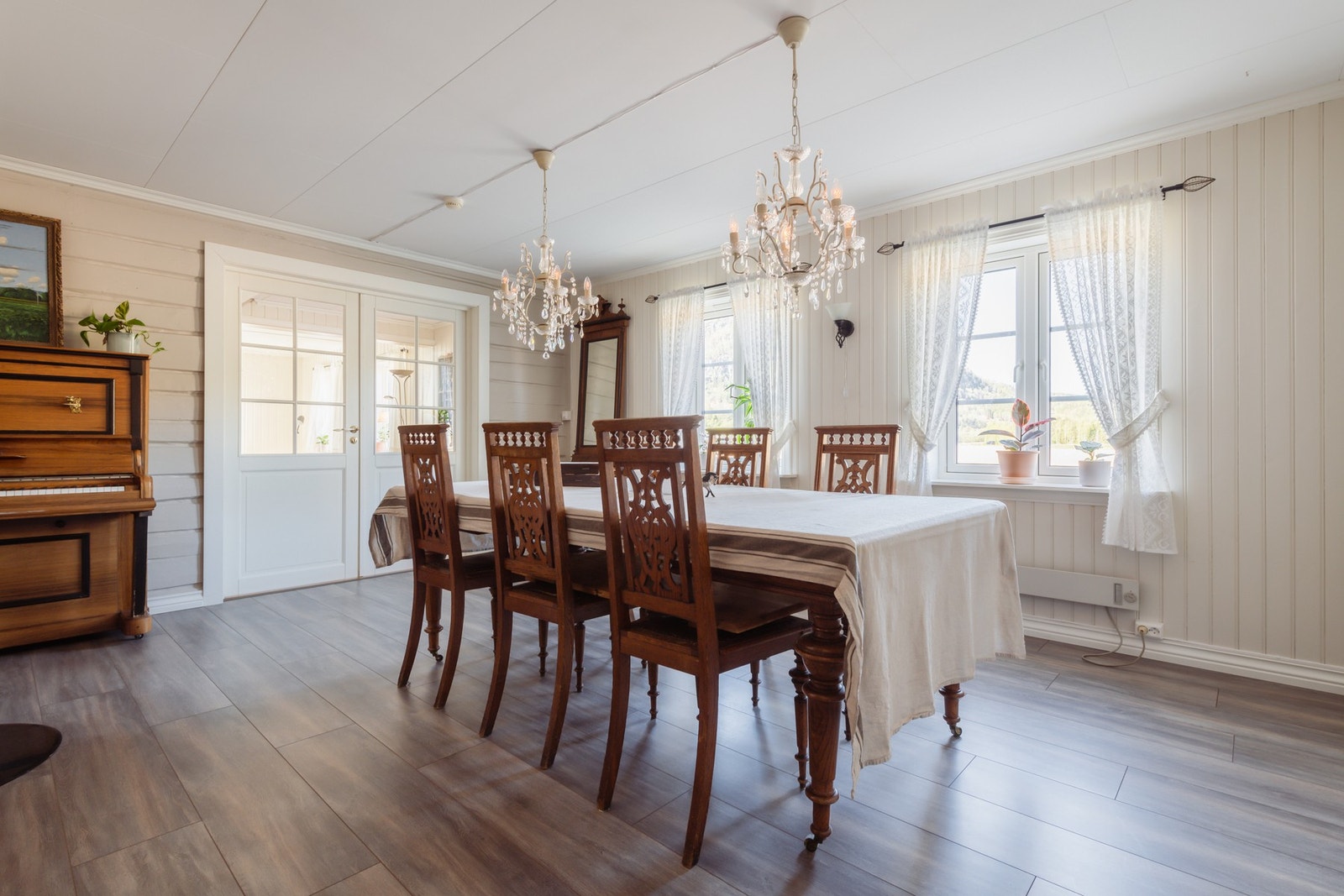 Spisestuen har også en fin tømmervegg holdt i en dus beigetone. Galleribilde