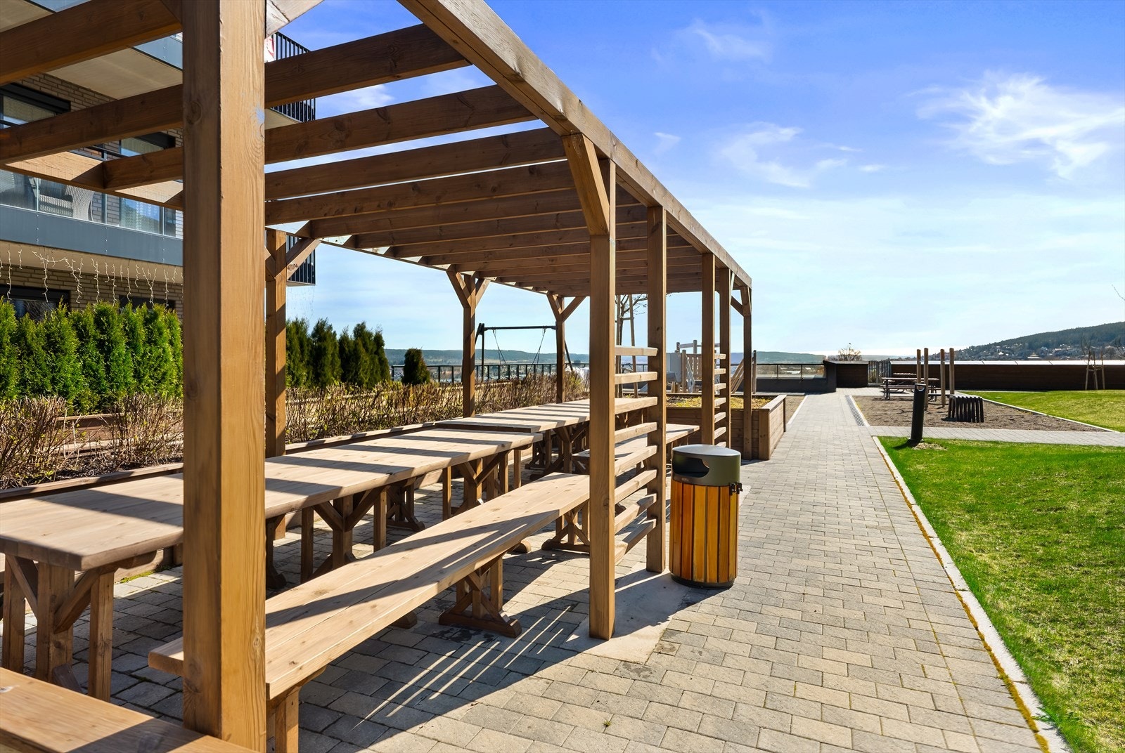 Sameiet har pent opparbeidede fellesarealer med pergola og sittegrupper. Galleribilde