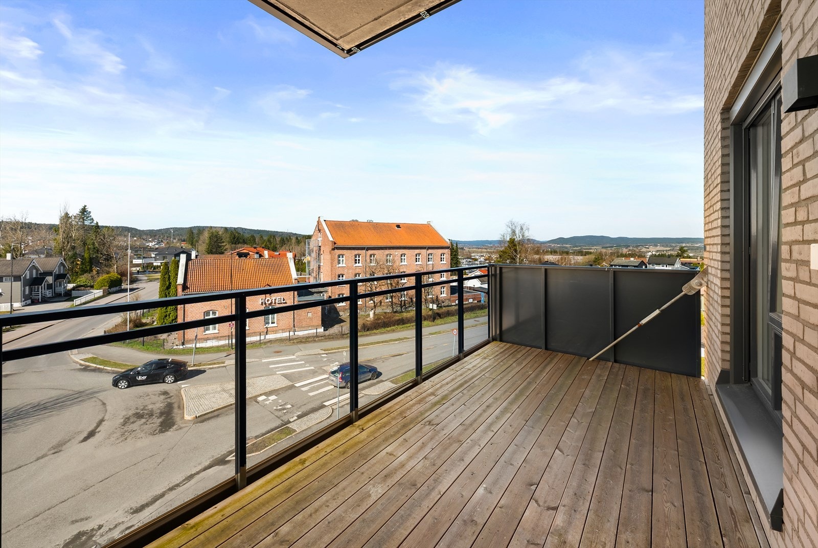 Den sørvestvendte balkongen har utgang fra stuen og god plass til en sittegruppe. Galleribilde