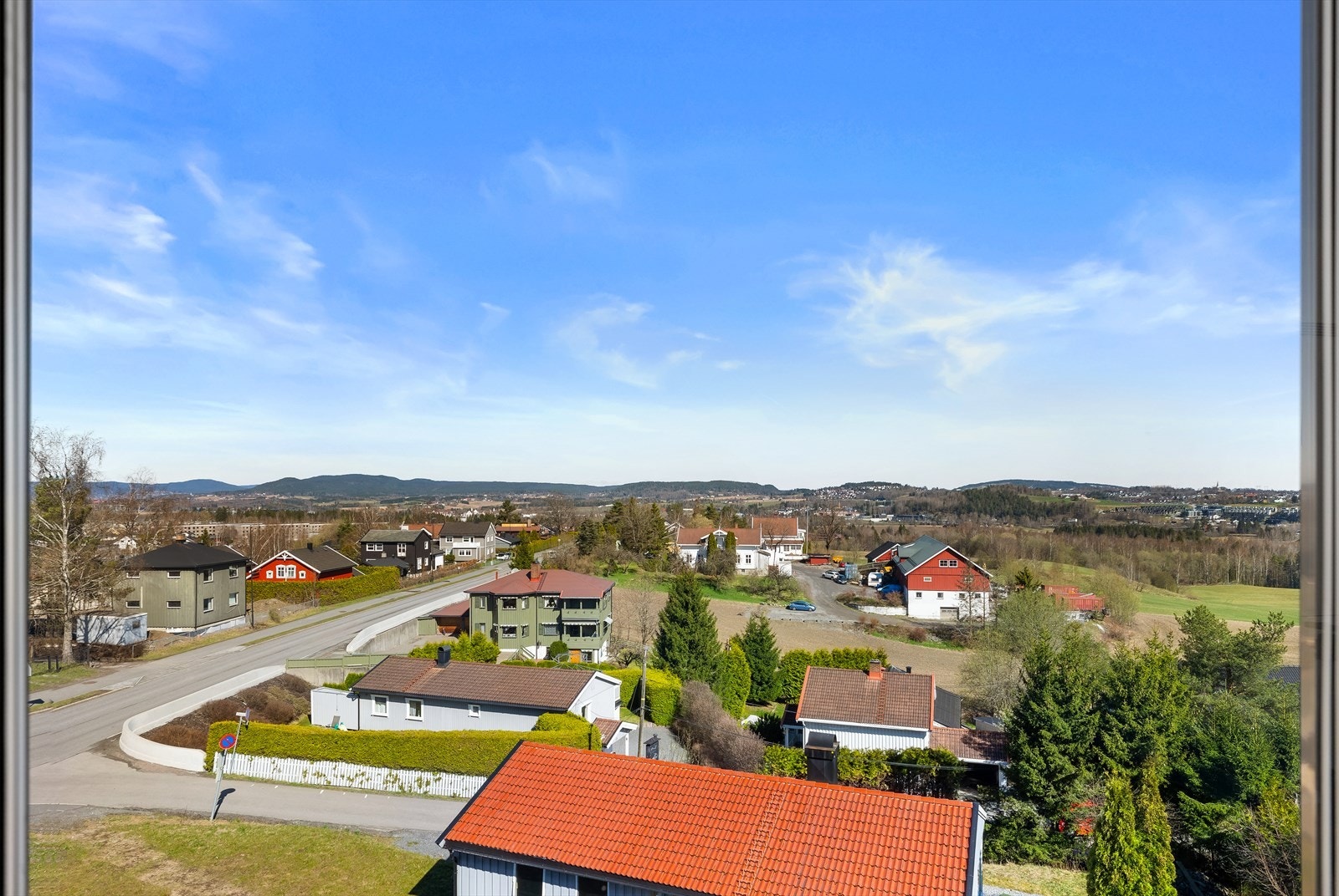 Fra leiligheten er det utsikt over nærområdet. Galleribilde