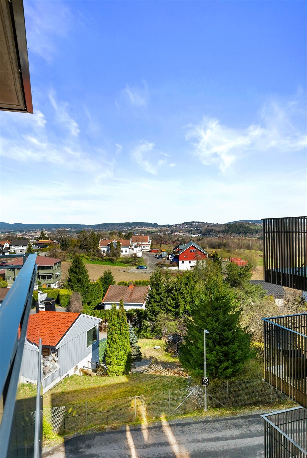 Beliggenheten er sentral på Skjetten, med gangavstand til skoler som Stav skole og Skjetten skole. Galleribilde