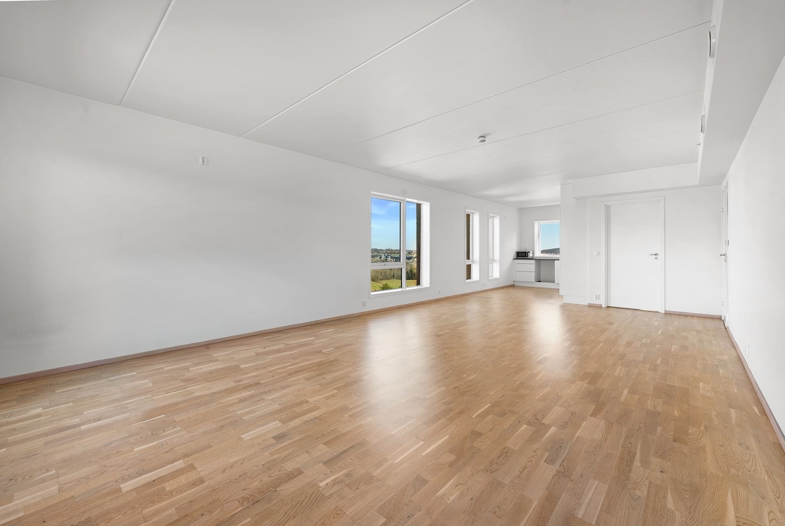 Stuen har store vindusflater og god plass til både sofagruppe og spisebord. Galleribilde