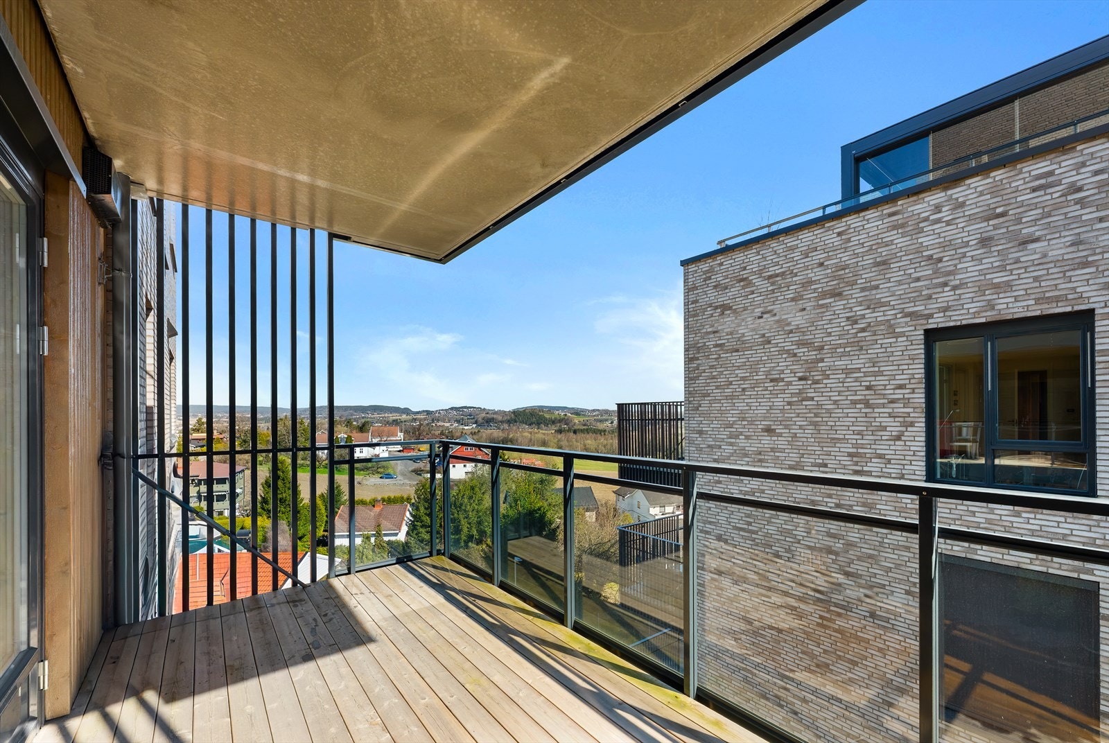 Utsikt over de pent opparbeidede fellesarealene fra den ene balkongen. Galleribilde