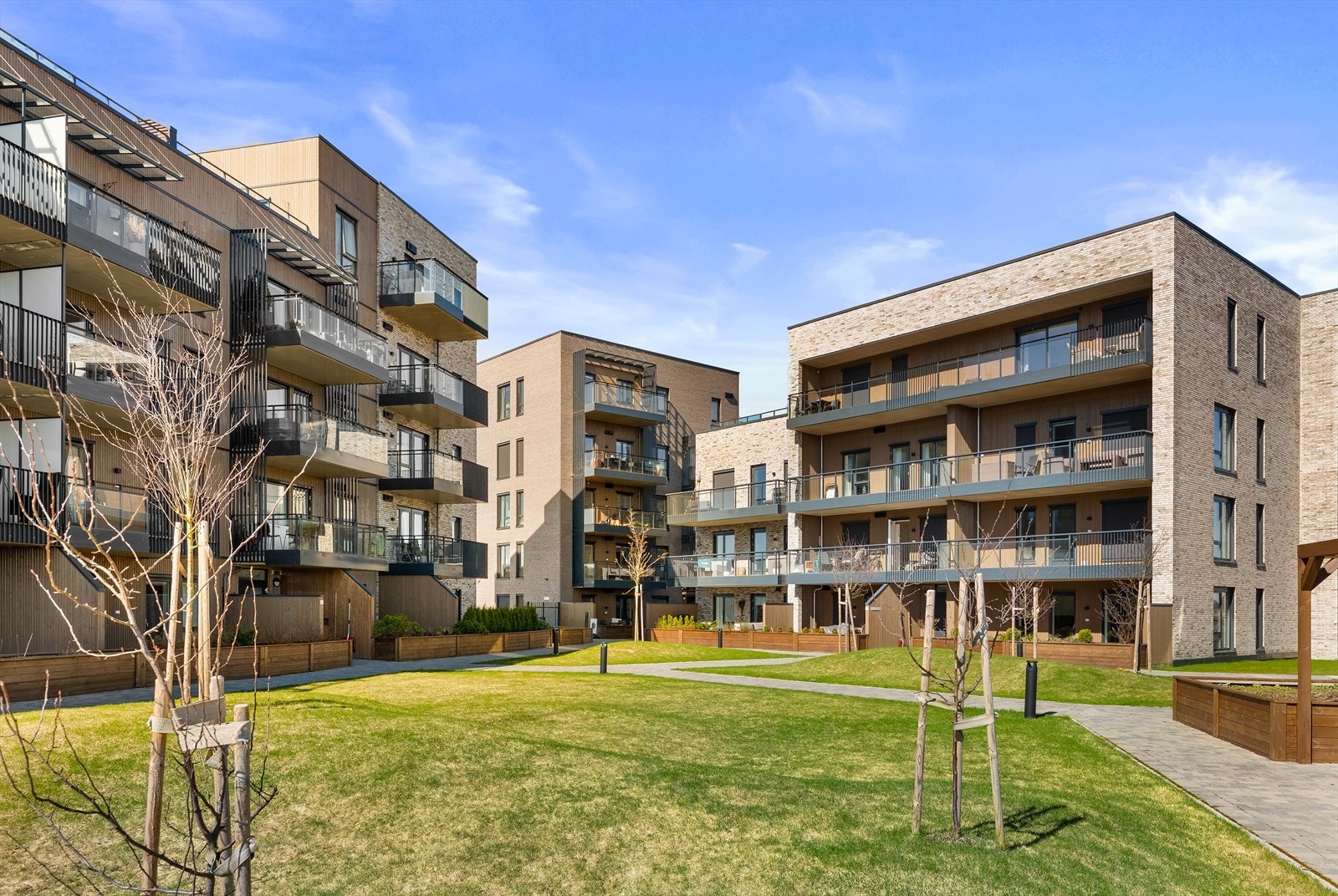 Felles gårdsrom og atrium er til eksklusiv bruk for boligseksjonene. Galleribilde