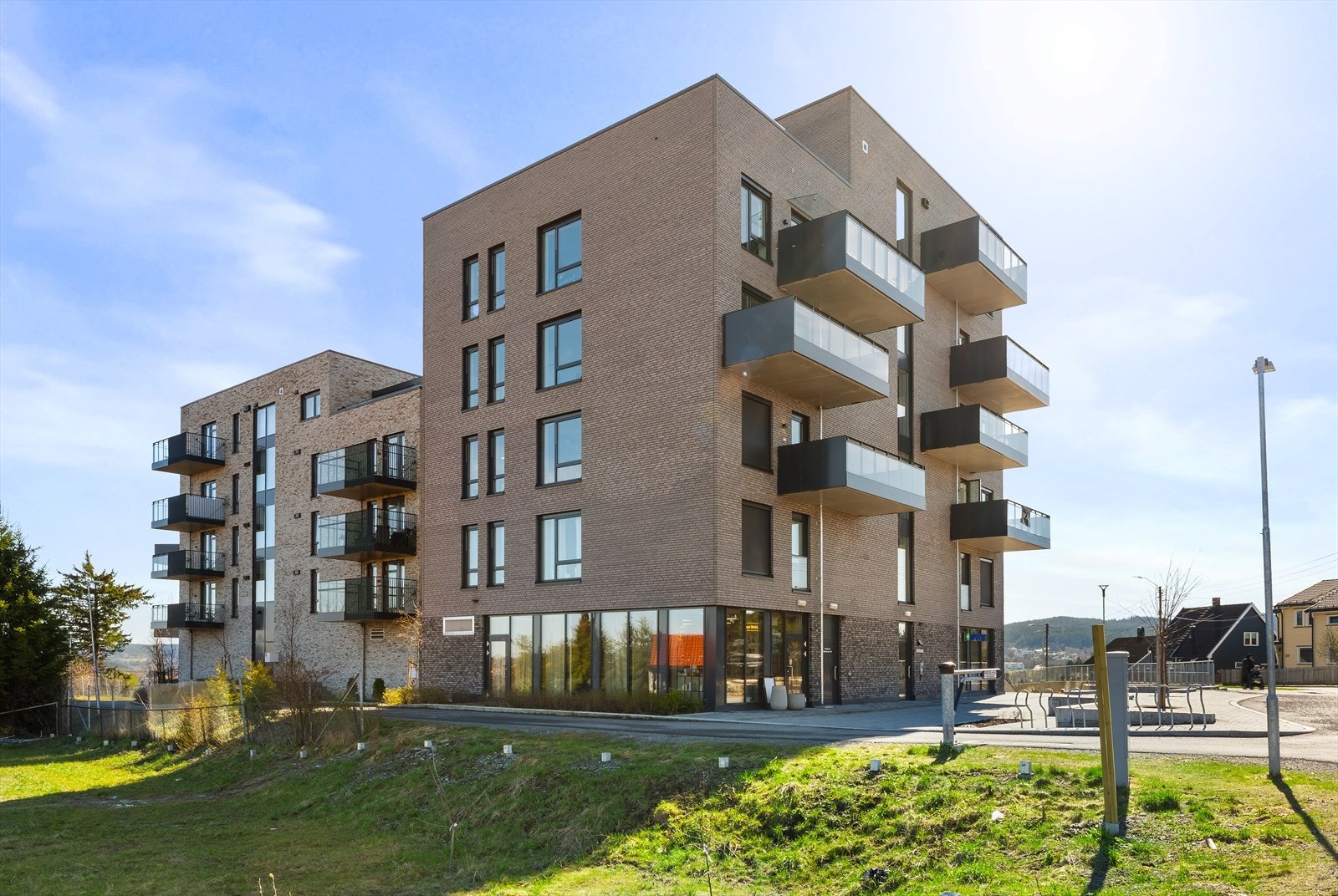 Moderne boligblokk fra 2023 med fasader kledd i teglsteinsforblending. Galleribilde