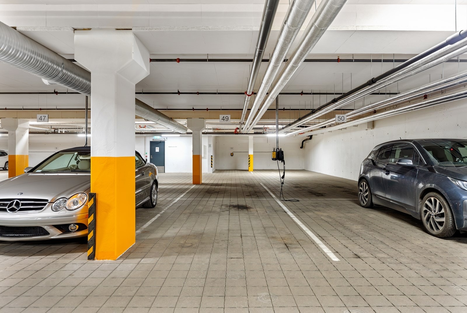 Det medfølger én biloppstillingsplass i felles garasjeanlegg og en bod på 5 m² i kjelleren. Galleribilde