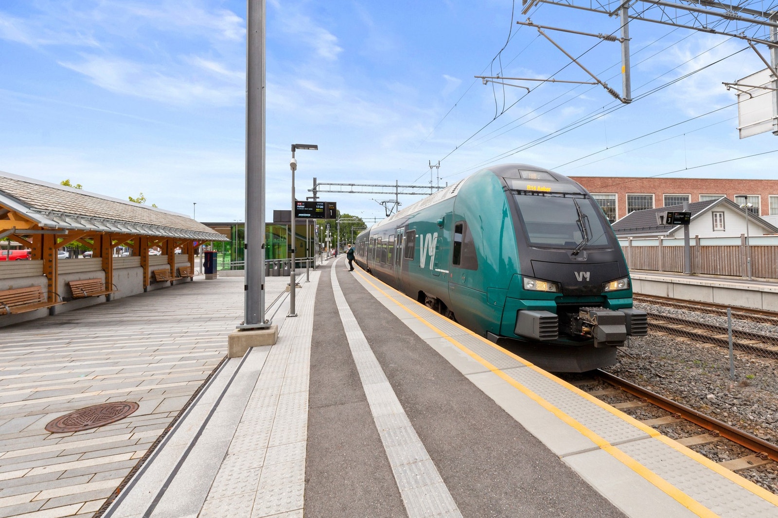 Nærmeste bussholdeplass ligger rett ved sameiet, og buss nr. 366 tar deg raskt til Sørumsand stasjon. Herfra går det tog til Oslo S/Skøyen med en reisetid til Oslo S på ca. 28 minutter. Galleribilde
