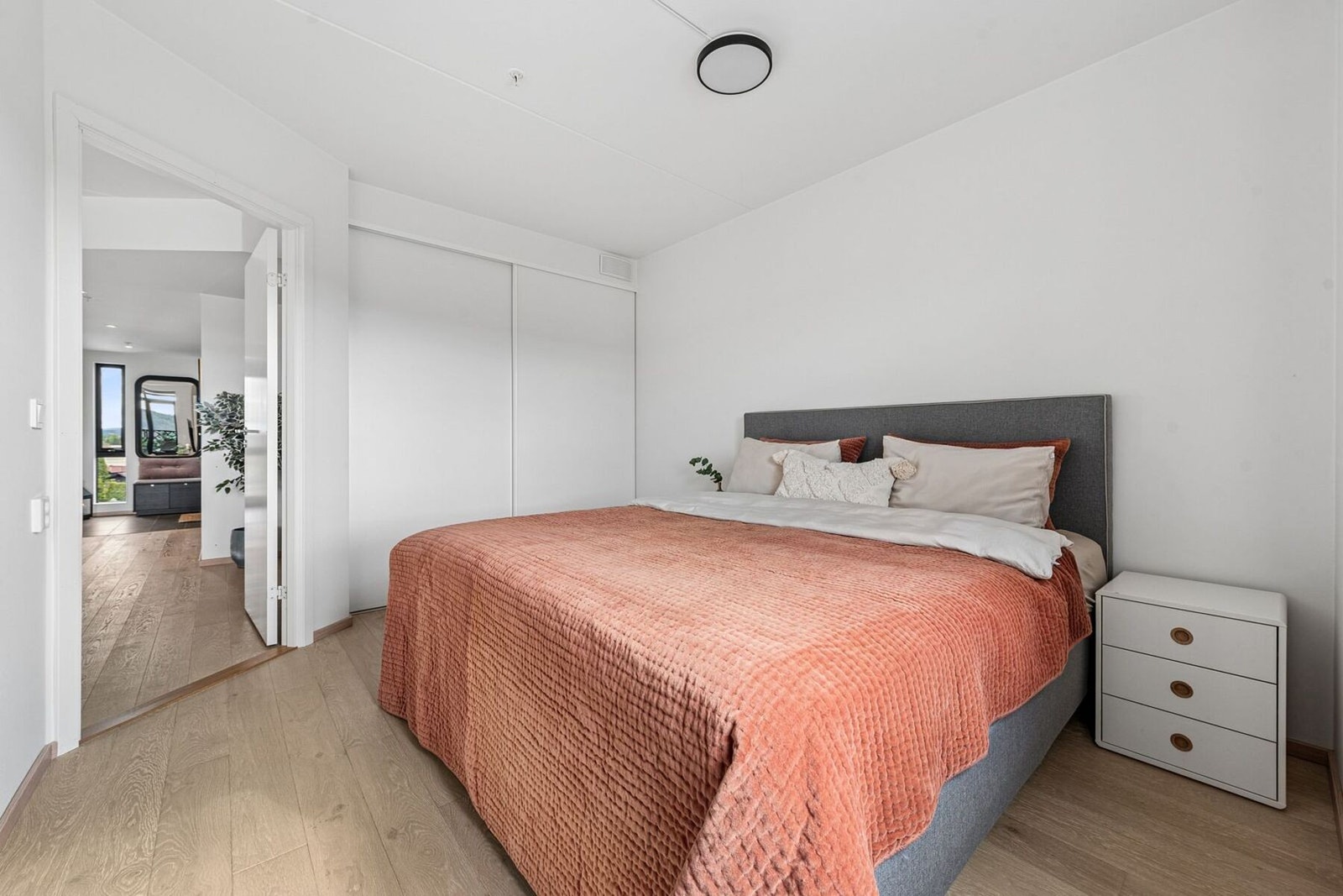 Begge soverommene har romslig størrelse med god plass til stor seng, garderobe og øvrig møblement etter eget ønske. Galleribilde
