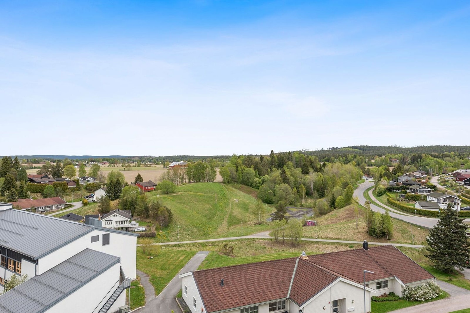 Fra svalgangen har du også vid utsikt over nærområdet, med gangstier som leder videre inn i fredelige skogsområder og etablerte turstier. Galleribilde