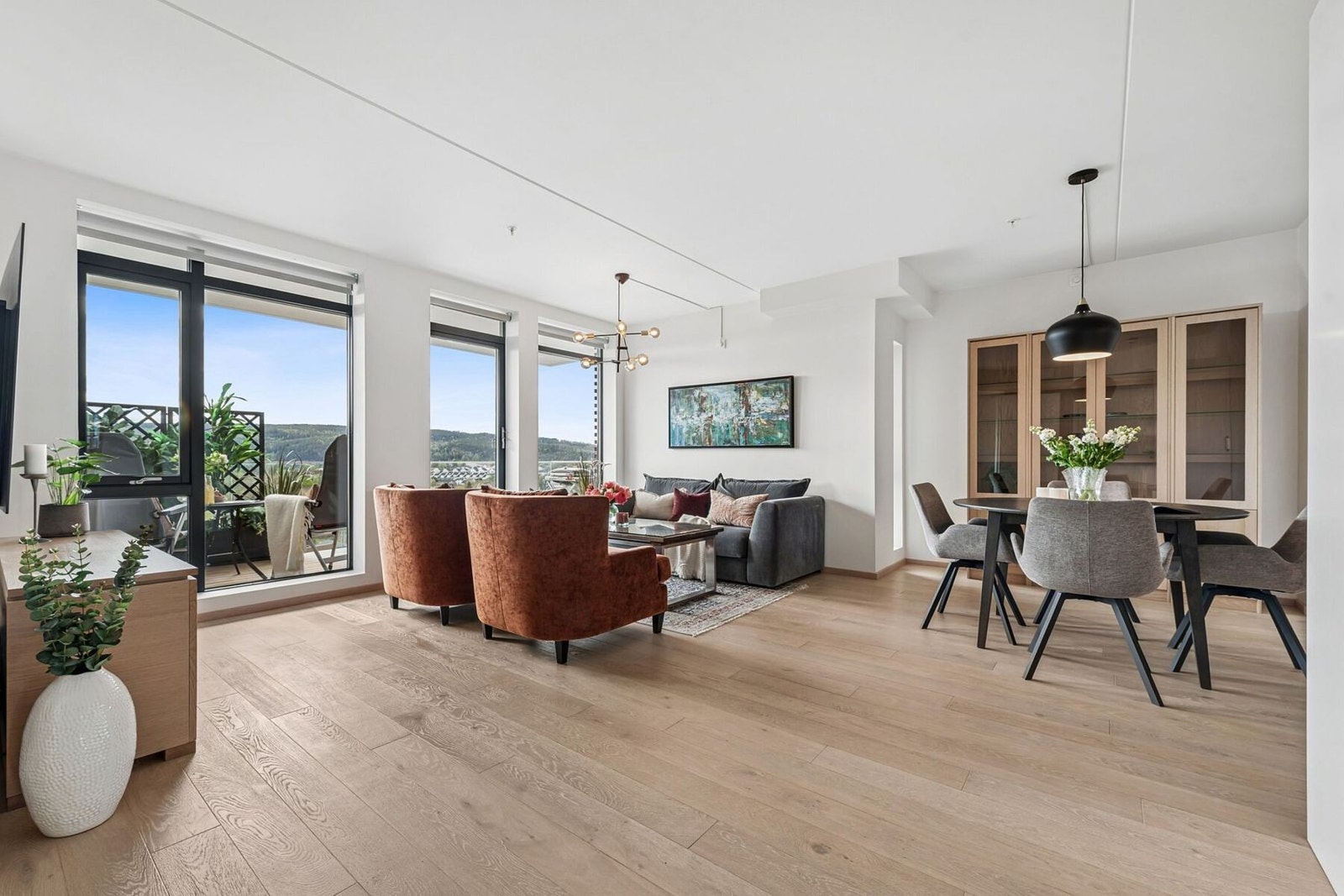 Stuen har en fin løsning med god plass til sofa, spisebord og øvrig møblement, og utgang til en stor, solrik balkong. Galleribilde