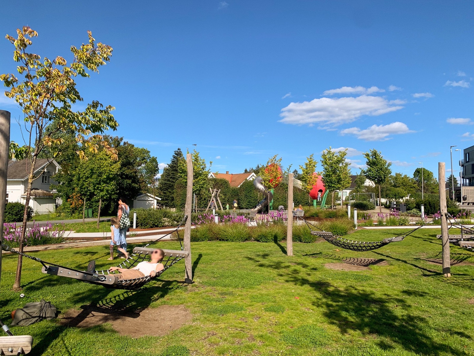 I sentrum finner du flotte Slettaparken som fikk pris for Norges beste uterom i 2022 i kategorien "Tettsteder og friområder Østlandet" Galleribilde