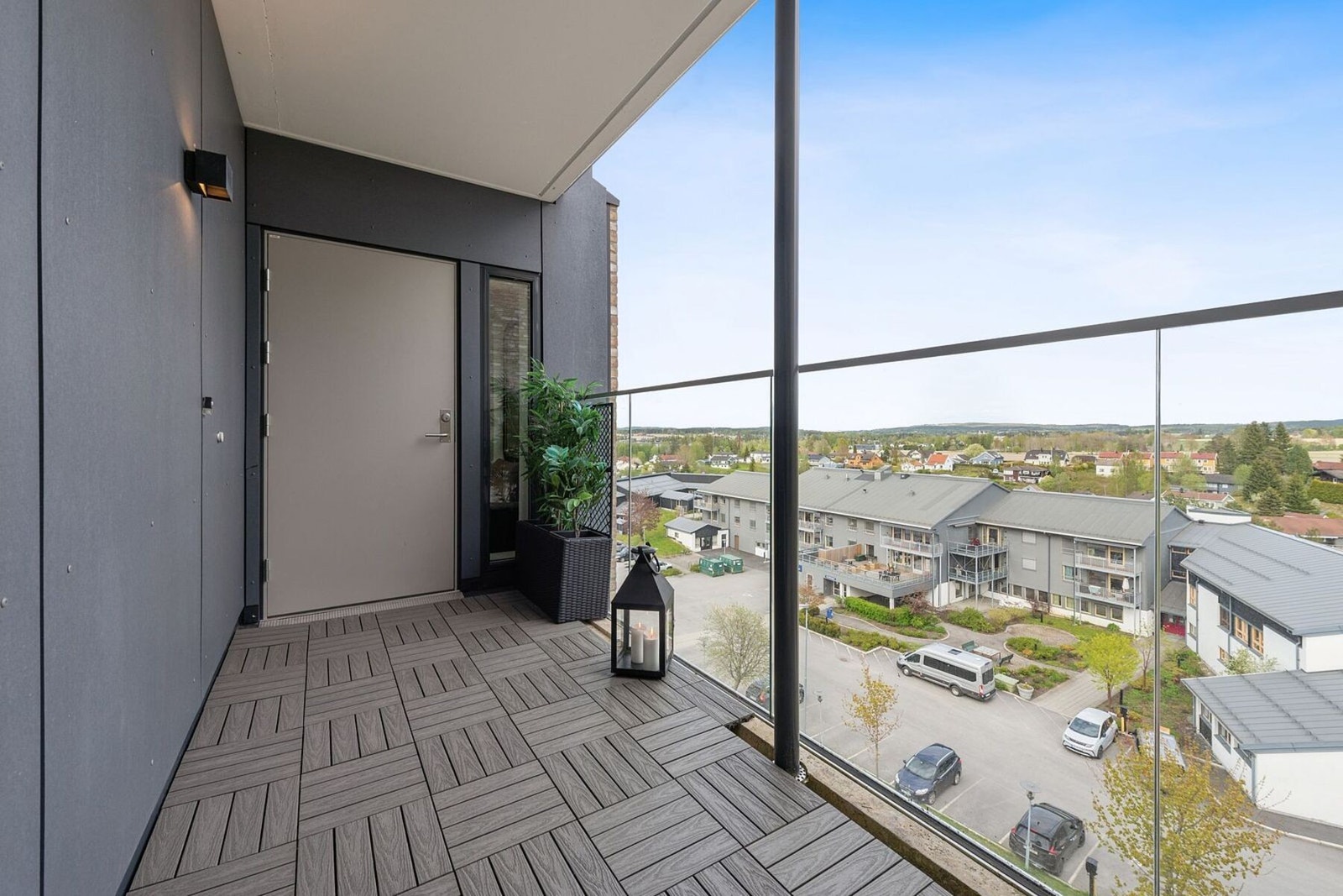Det er heis i bygget og boligen har inngang via felles oppgang og utvendig svalgang. Morgensolen kan i tillegg nytes fra svalgangen utenfor inngangsdøren. Galleribilde