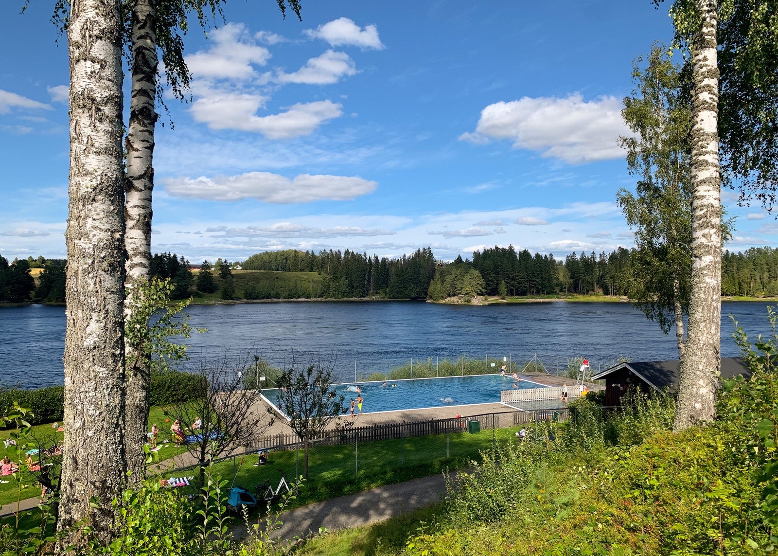 På sommeren kan du besøke populære Kuskerudnebben friluftsbad med oppvarmet basseng. Det nyeste tilskuddet er badstue i tilknytning til badeområdet Galleribilde
