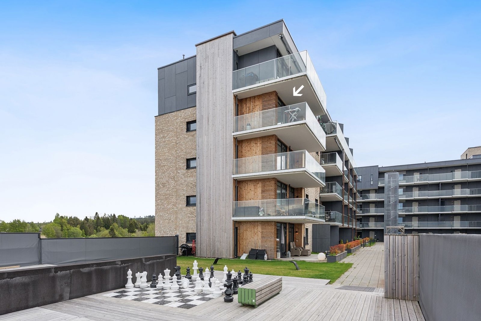 Boligen har en god intern beliggenhet som hjørneleilighet i 5. etasje. Det er etablert en felles takhage på plan to som et skjermet uteområde mellom bygningene. Adkomst er via heis. Galleribilde