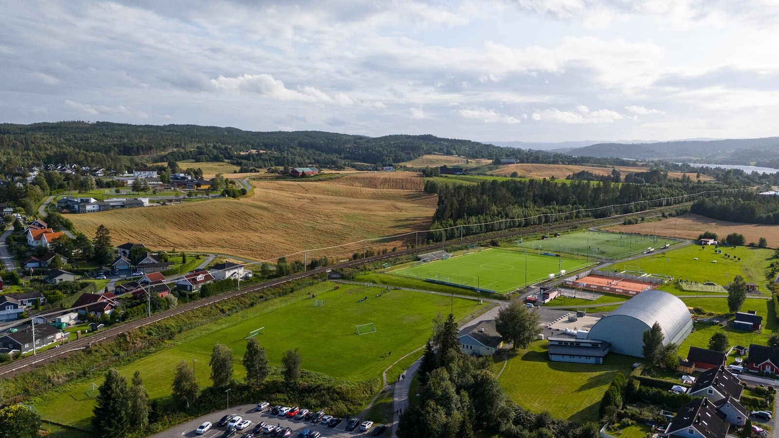 Området er godt tilrettelagt for en aktiv og innholdsrik fritid for både barn, unge og voksne. Sørumsand Idrettspark tilbyr blant annet fotballbaner, sandvolleyballbaner, tennisbaner og skatepark. Galleribilde