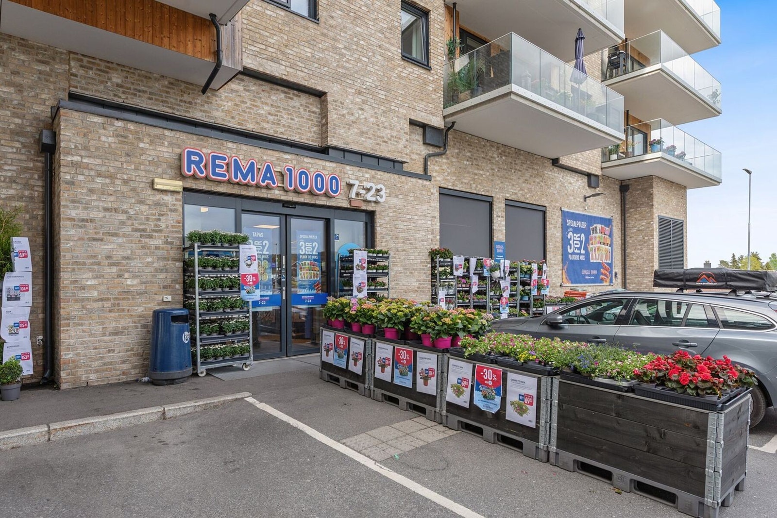 Med Rema 1000 i samme bygning ligger hverdagen godt til rette for enkel handel. Leiligheten ligger samtidig skjermet til på motsatt side av bygget, adskilt fra handelsaktivitetene. Galleribilde