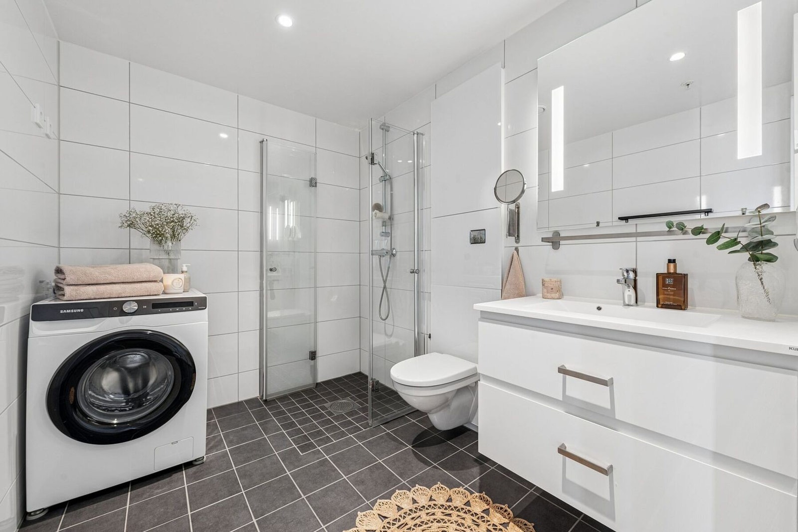 Delikat flislagt bad med tidløs utførelse og meget god størrelse. Badet ligger praktisk tilknyttet entréen med enkel tilgang fra alle rom. Galleribilde