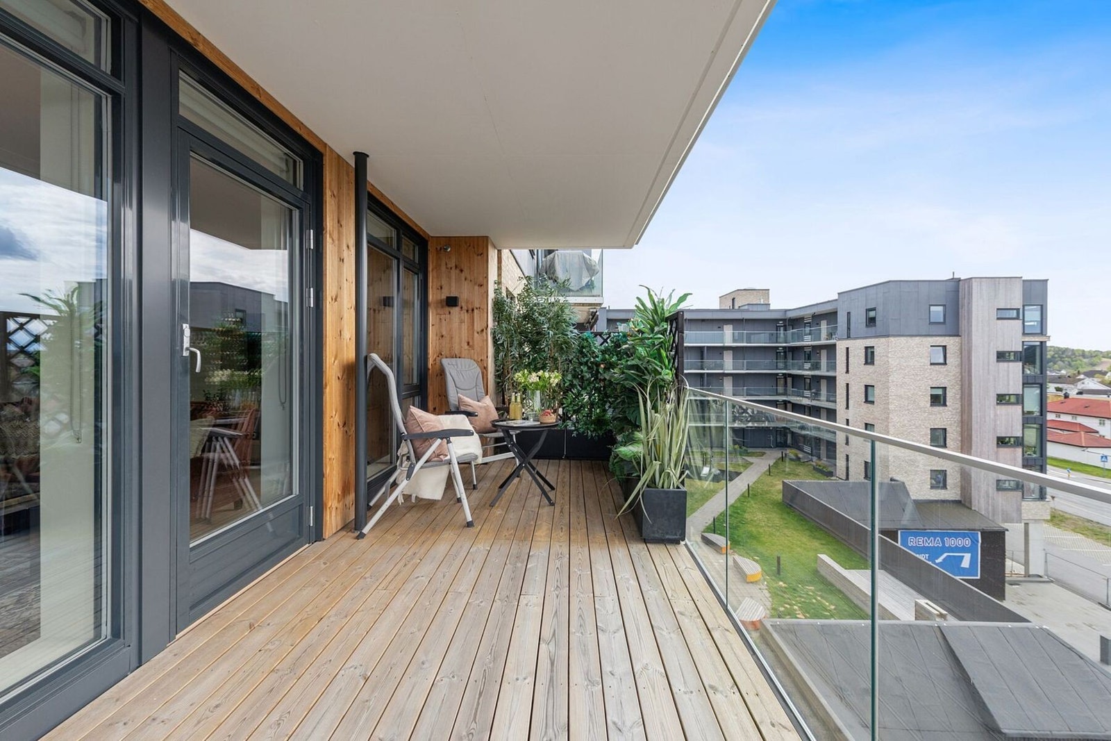 Med vestvendt orientering byr den på gode solforhold fra ca. kl. 13 og utover ettermiddag og kveld. Det er under planlegging et byggetrinn 2 som vil kunne påvirke sol- og utsiktsforhold. Galleribilde