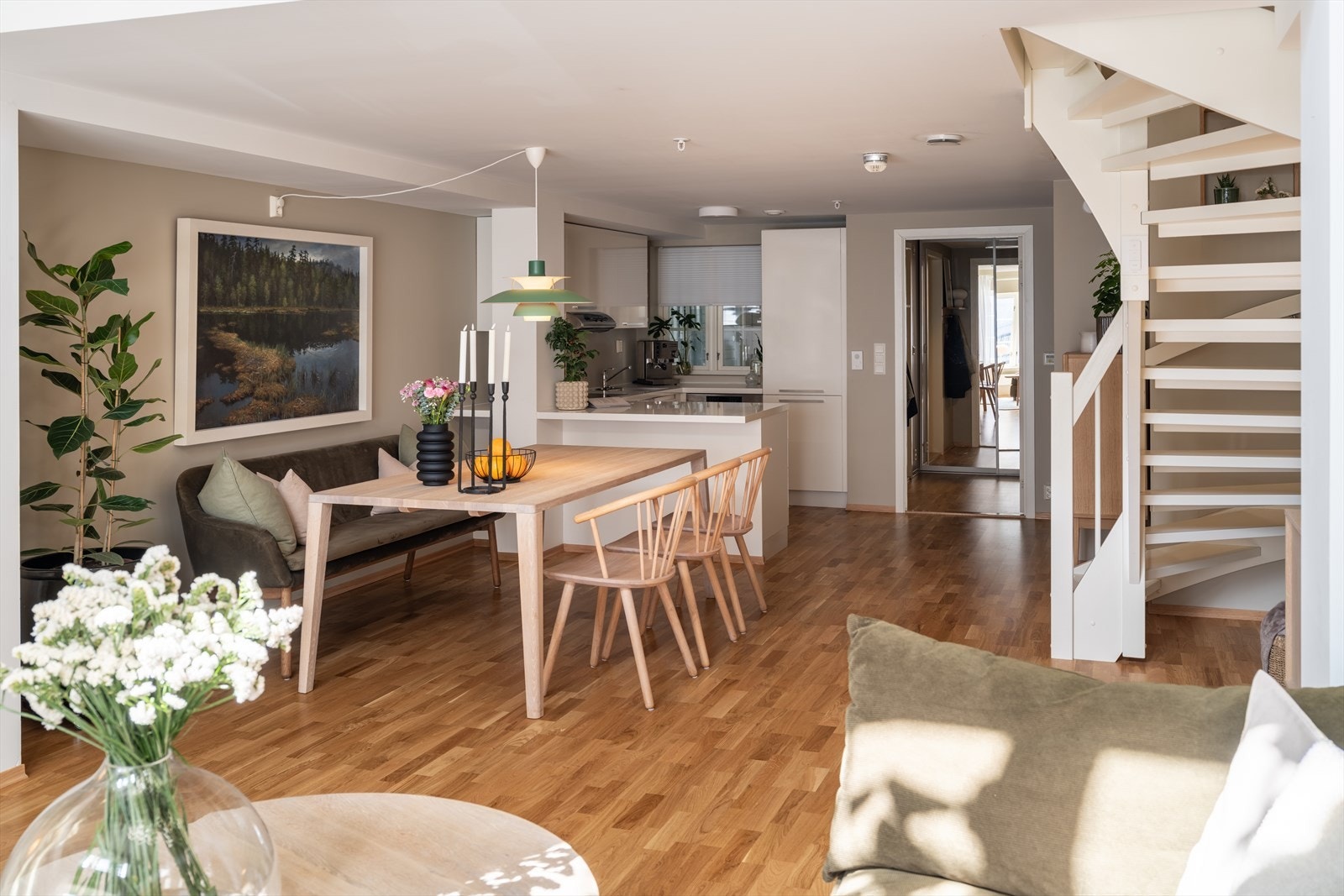 I perioden 2022 til 2026 er alle vegger og søyler, og samtlige himlinger malt opp i moderne- og tidsriktige farger. Stue og kjøkken er malt i den populære fargen Soothing Beige. Galleribilde