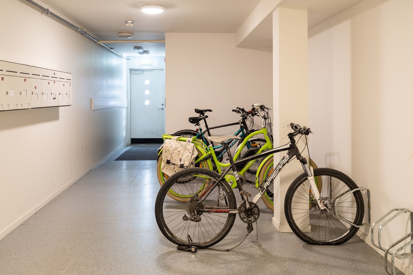 Ved inngangspartiet er det felles sykkelparkering, som beboerne fritt kan benytte. Galleribilde
