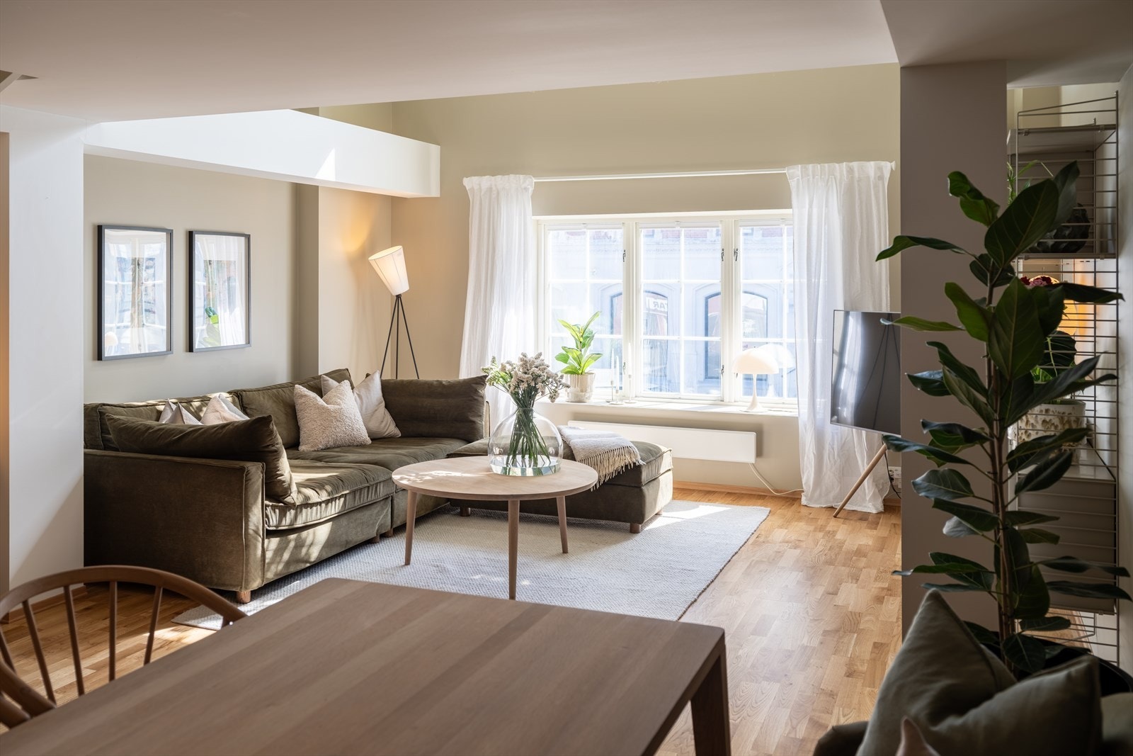 Kjøkken og stue er på hele 35m². Her ble parketten skiftet ut i 2025. Galleribilde