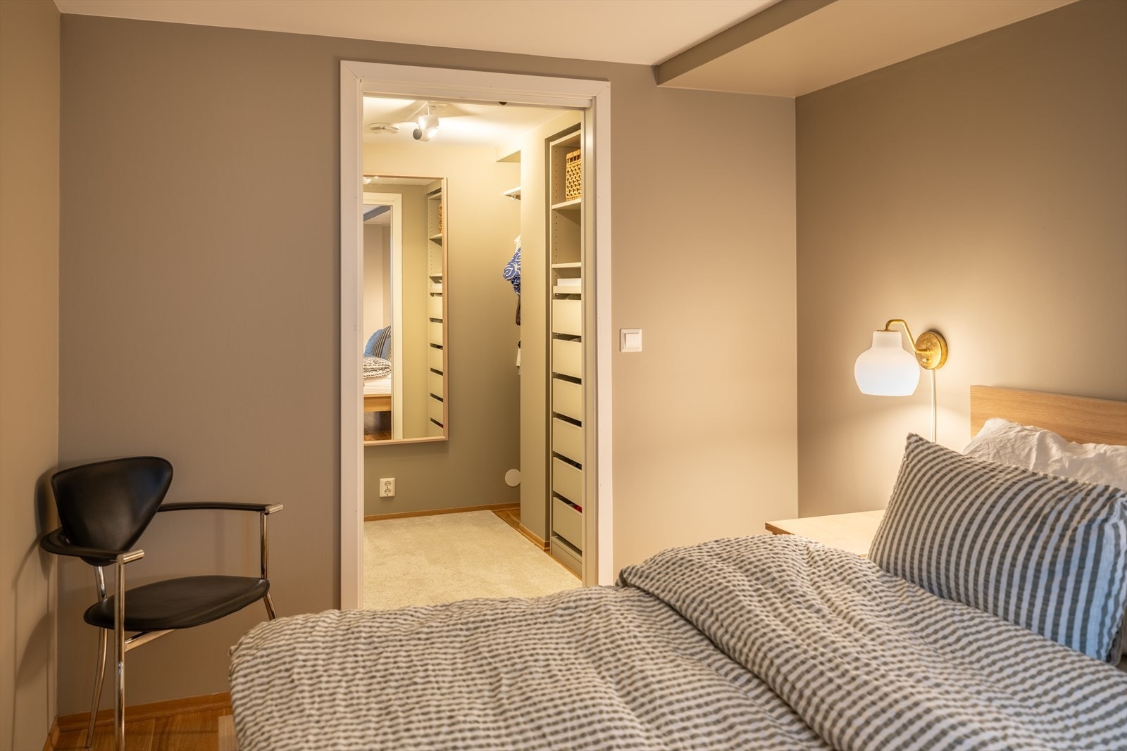 I tilknytning til soverommet er det etablert walk-in closet på 5m². Galleribilde