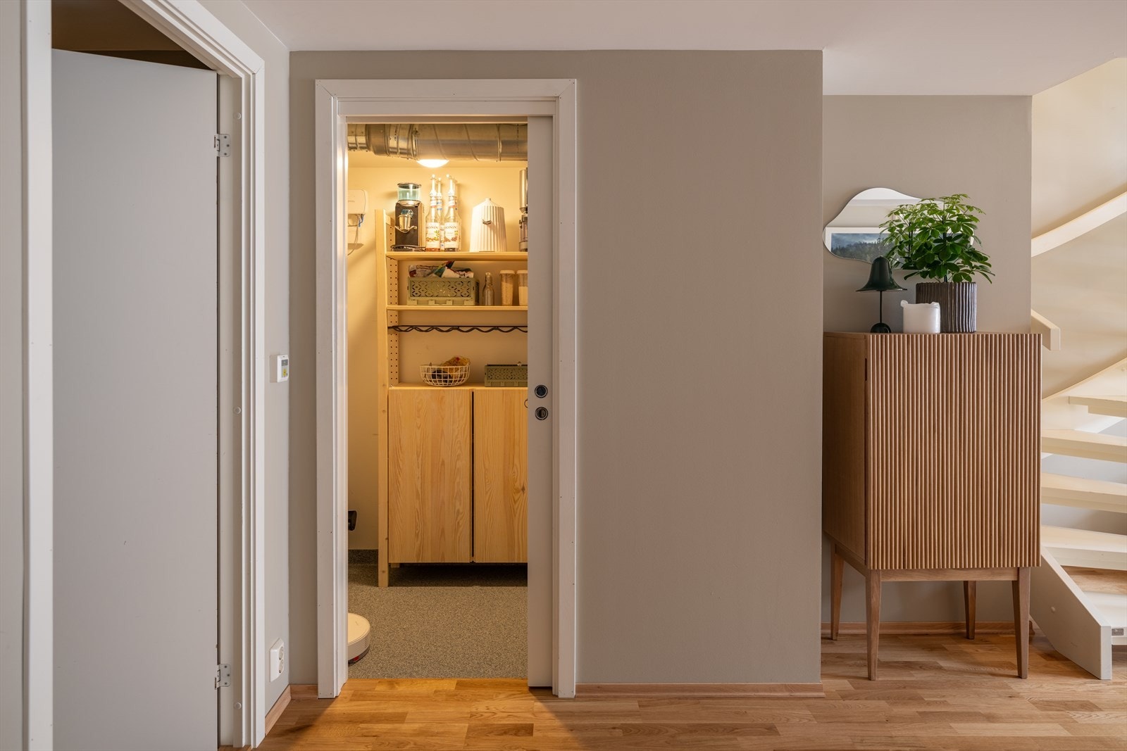 I tillegg til ekstern bod i kjeller på 5m², får du en praktisk innvendig bod på 3m². Galleribilde
