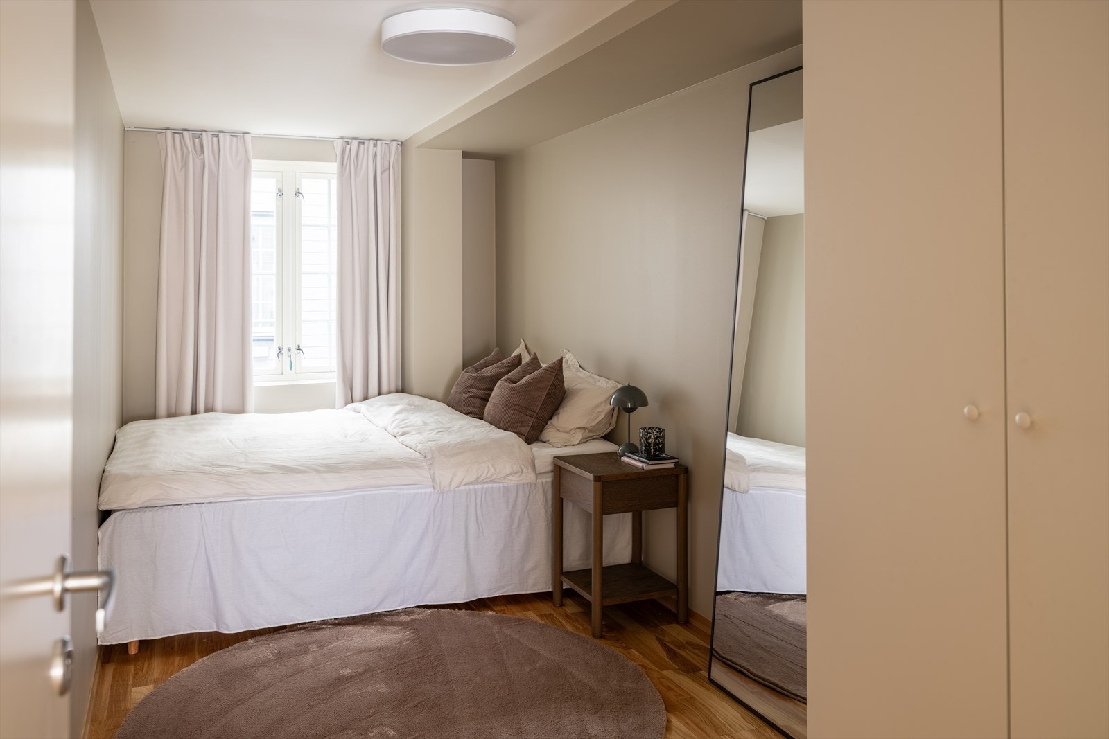 Det andre soverommet er også på 10m², innredet med garderobeskap som medfølger handelen. Soverommene er malt i fargen Sand Beige. Galleribilde