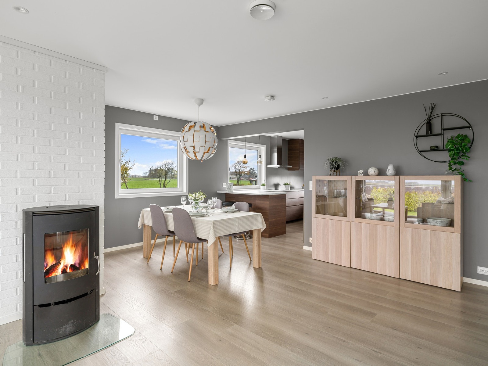 Dette gir en åpen og sosial planløsning, perfekt for samvær og middager i hyggelige omgivelser. Galleribilde