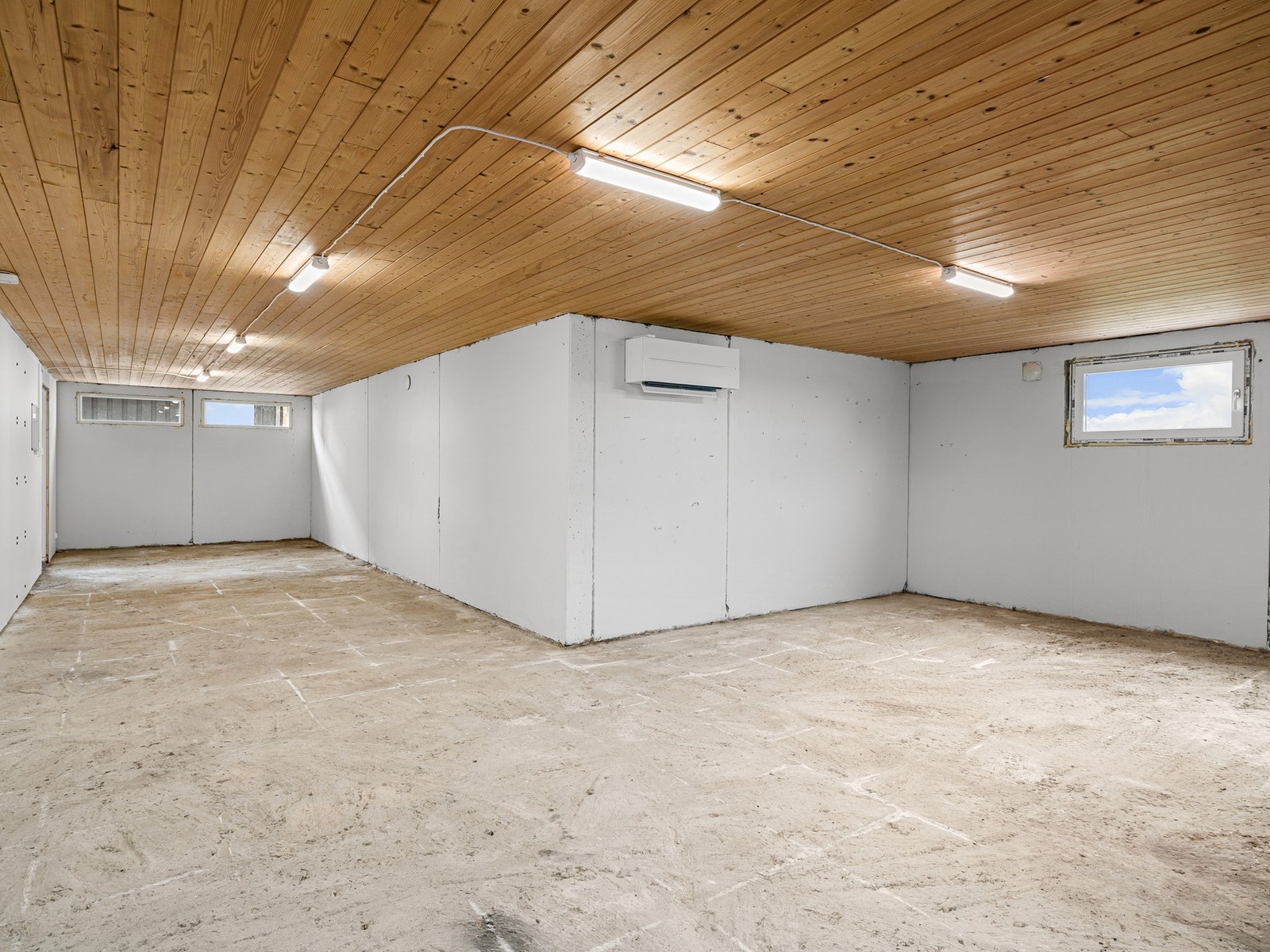 Boligen har også god lagringsplass i kjeller. Galleribilde