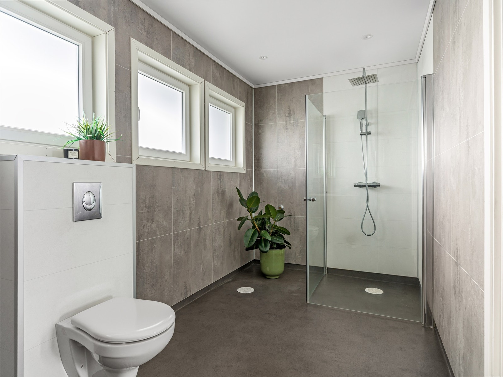 Badet er innredet med dobbelt servant, høyskap og speil. Videre er rommet utstyrt med toalett og dusj. Galleribilde