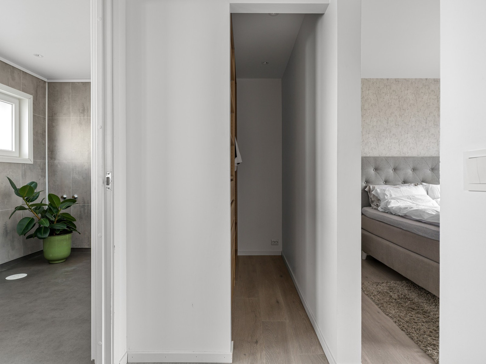 Fra soverommet er det tilgang til en praktisk omkledningsrom og badet. Galleribilde