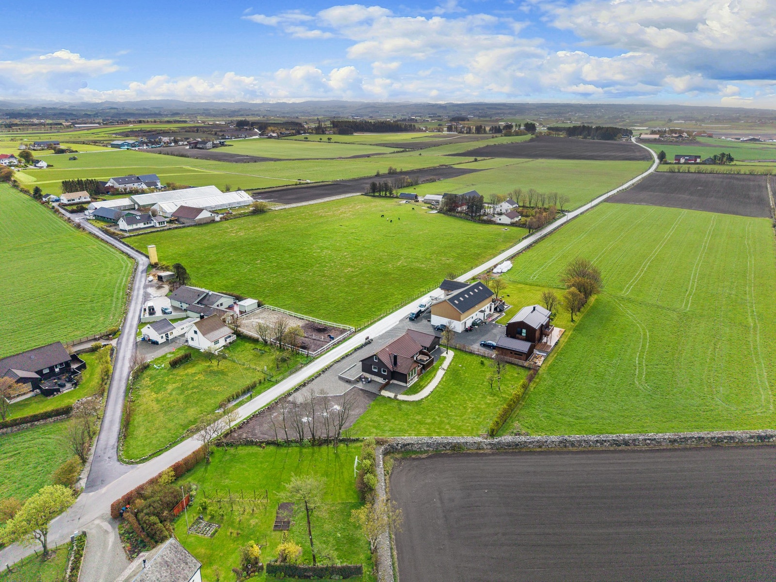 Fra eiendommen er det nærhet til butikk, skole, samfunnshus, kirke, samt Orrehallen med omkringliggende idrettsanlegg hvor Orre IL har hjemmebane. Galleribilde
