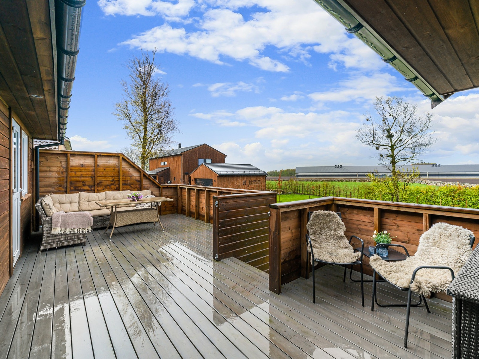 Uteområde har god plass til utemøbler og grill. Galleribilde